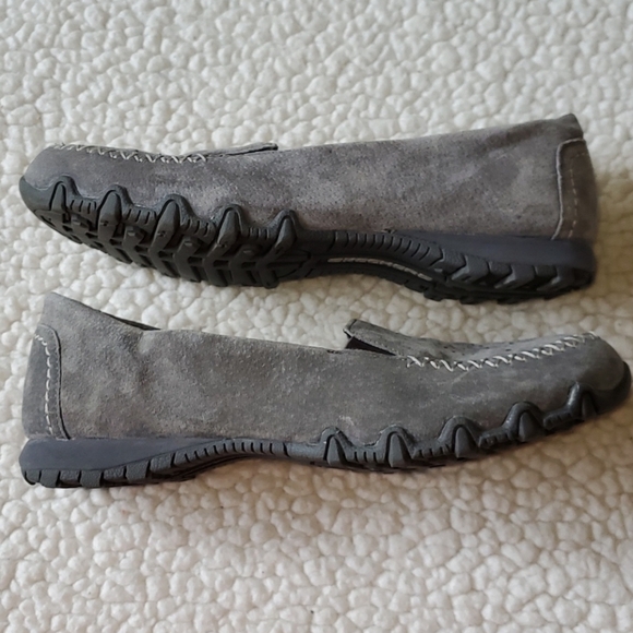 Skechers Sz. 8.5 Hand Tooled Soft Grey Leather Slipons - Picture 3 of 11